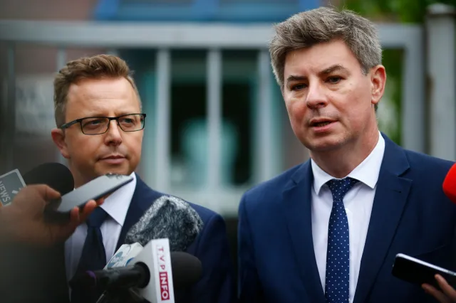 Rzecznik PO przeciw tęczowym flagom na pomnikach. "Granice zostały przekroczone"