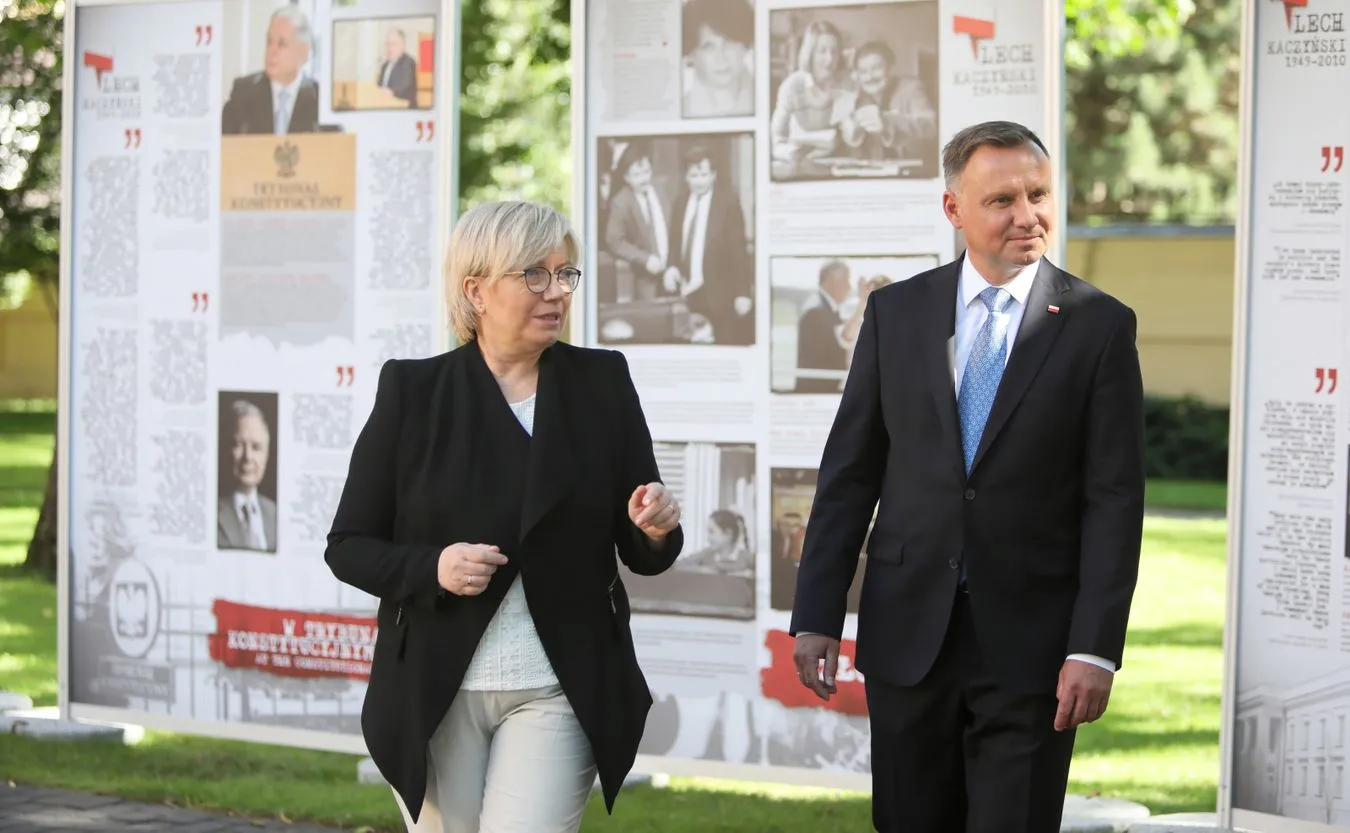 Prezydent Duda i prezes Przyłębska na wystawie poświęconej Lechowi Kaczyńskiemu [FOTO]