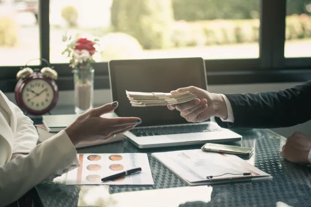 Oszuści wzięli pożyczki na nazwisko prezydenta Otwocka. Jaka to suma?