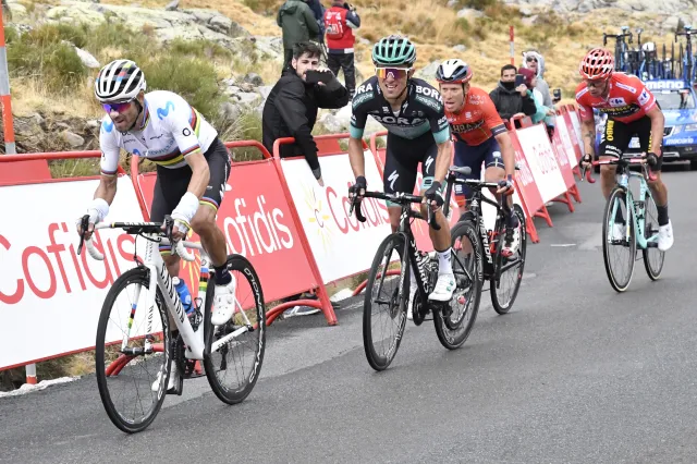 Kolarz z ekipy Rafała Majki zakażony koronawirusem