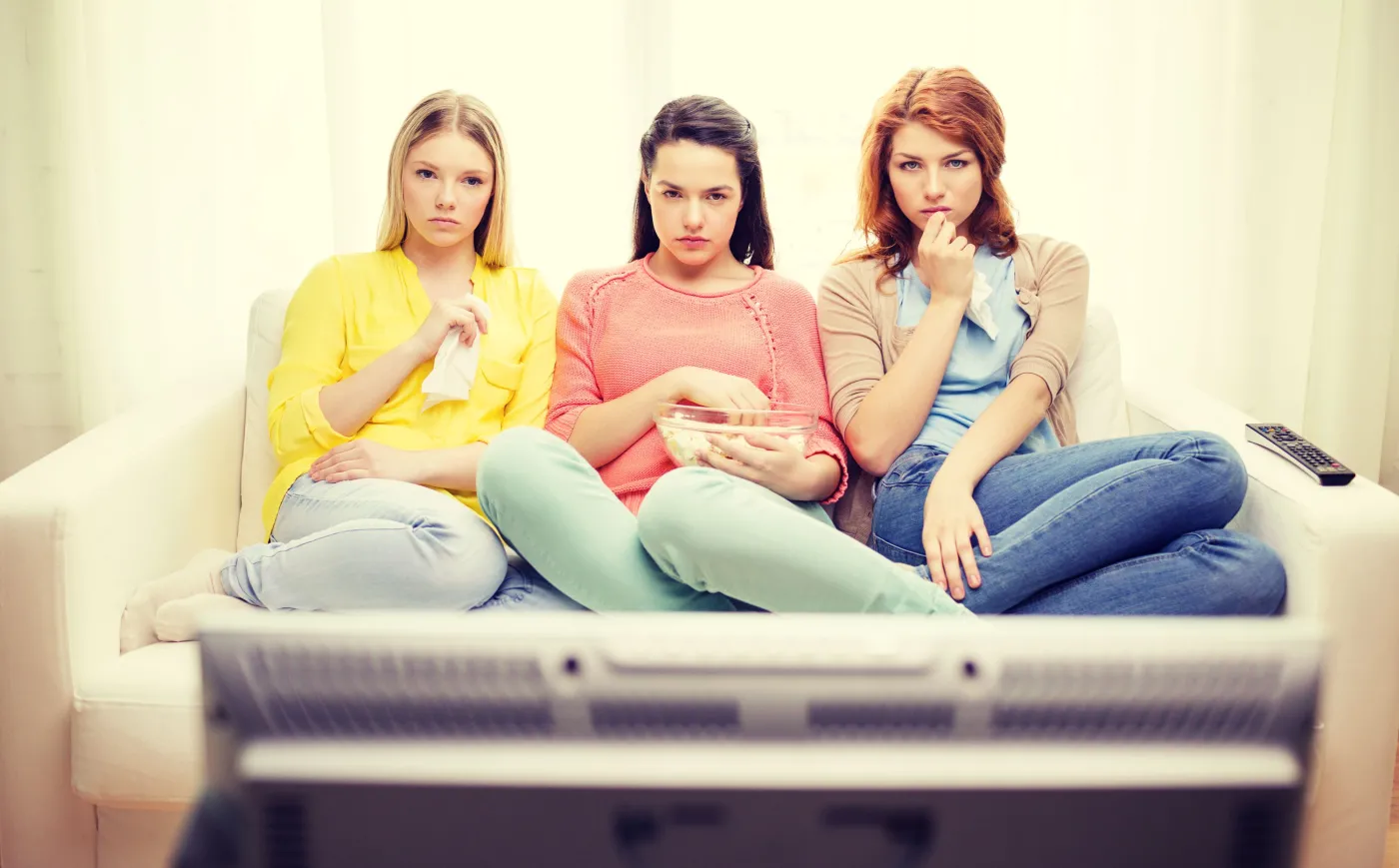 Jedząc przed telewizorem, tyjemy. Dlaczego? Wyniki badań