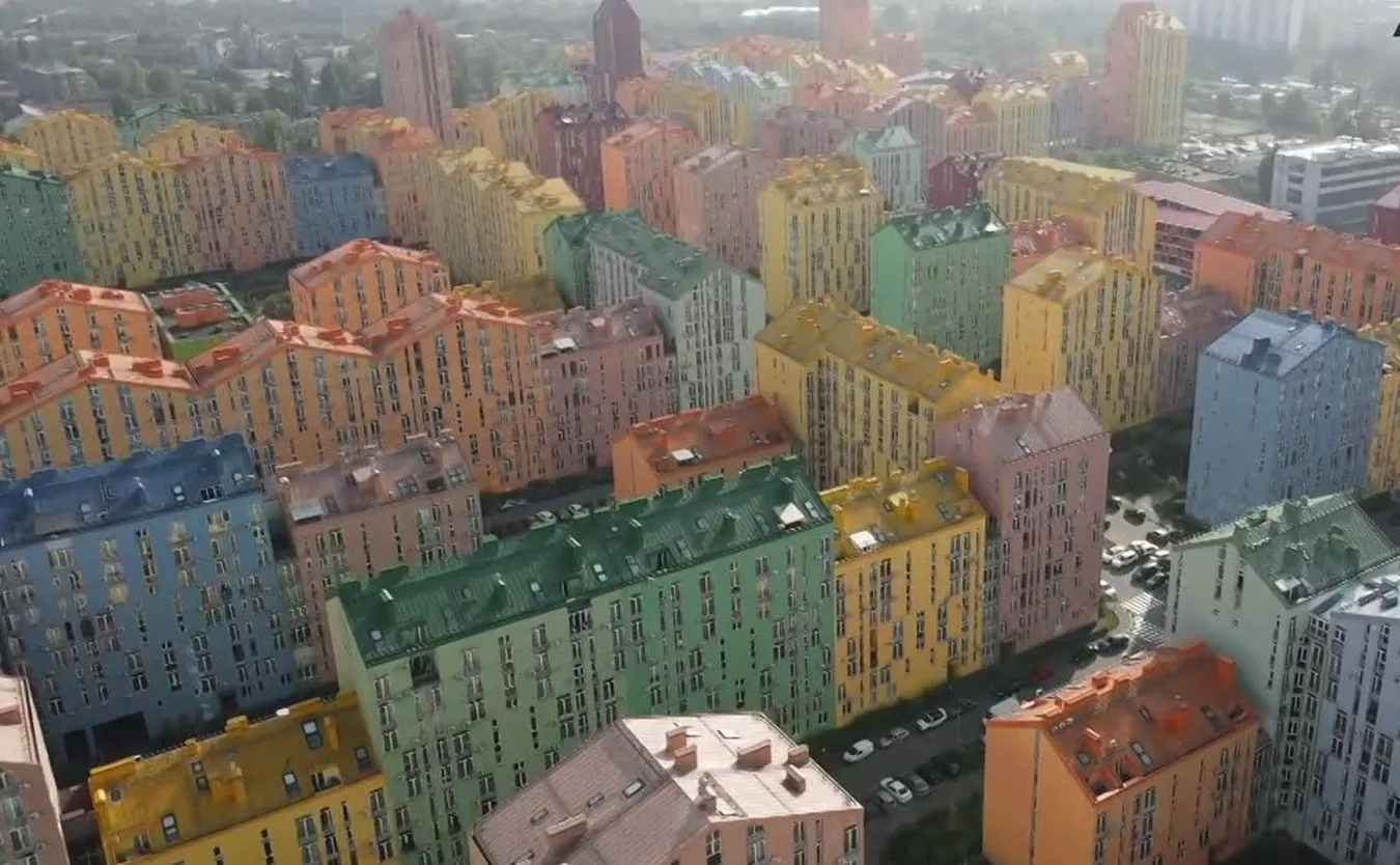 Kolorowe osiedle w Kijowe. Budynki wyglądają, jak zbudowane z klocków [WIDEO]