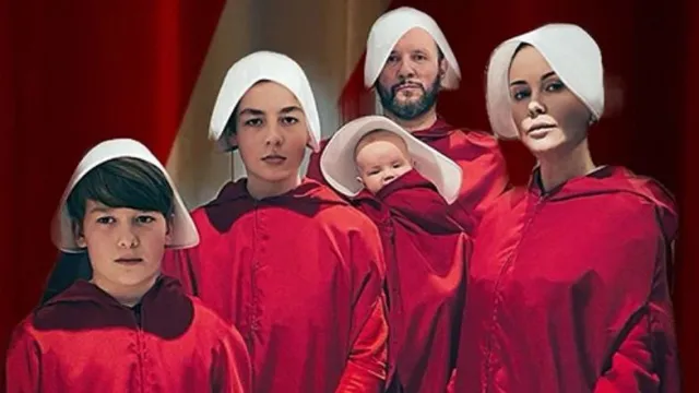 Halloween u Małgorzaty Rozenek. Całą rodzina w strojach z "Opowieści podręcznej"