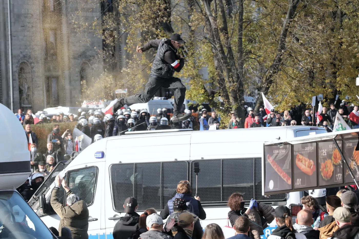 "Pandemia to ściema". "Precz z komuną". Kolejny protest w stolicy [ZDJĘCIA]