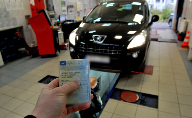 Przegląd techniczny samochodu w czerwonej strefie. Maseczka to za mało