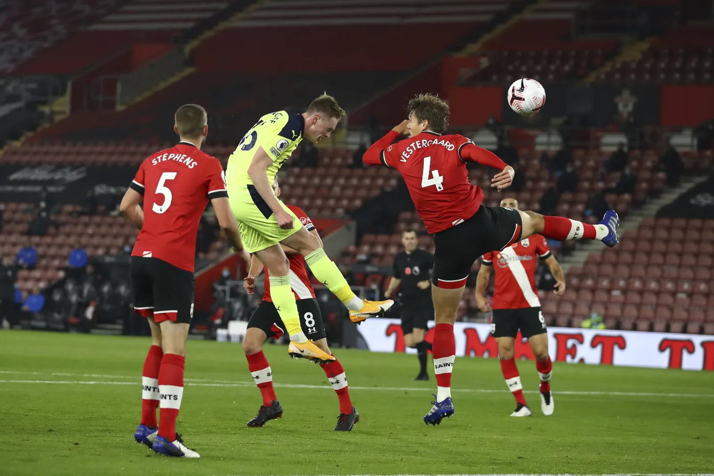 Na ten dzień kibice Southampton czekali aż 32 lata. Drużyna Bednarka liderem Premier League