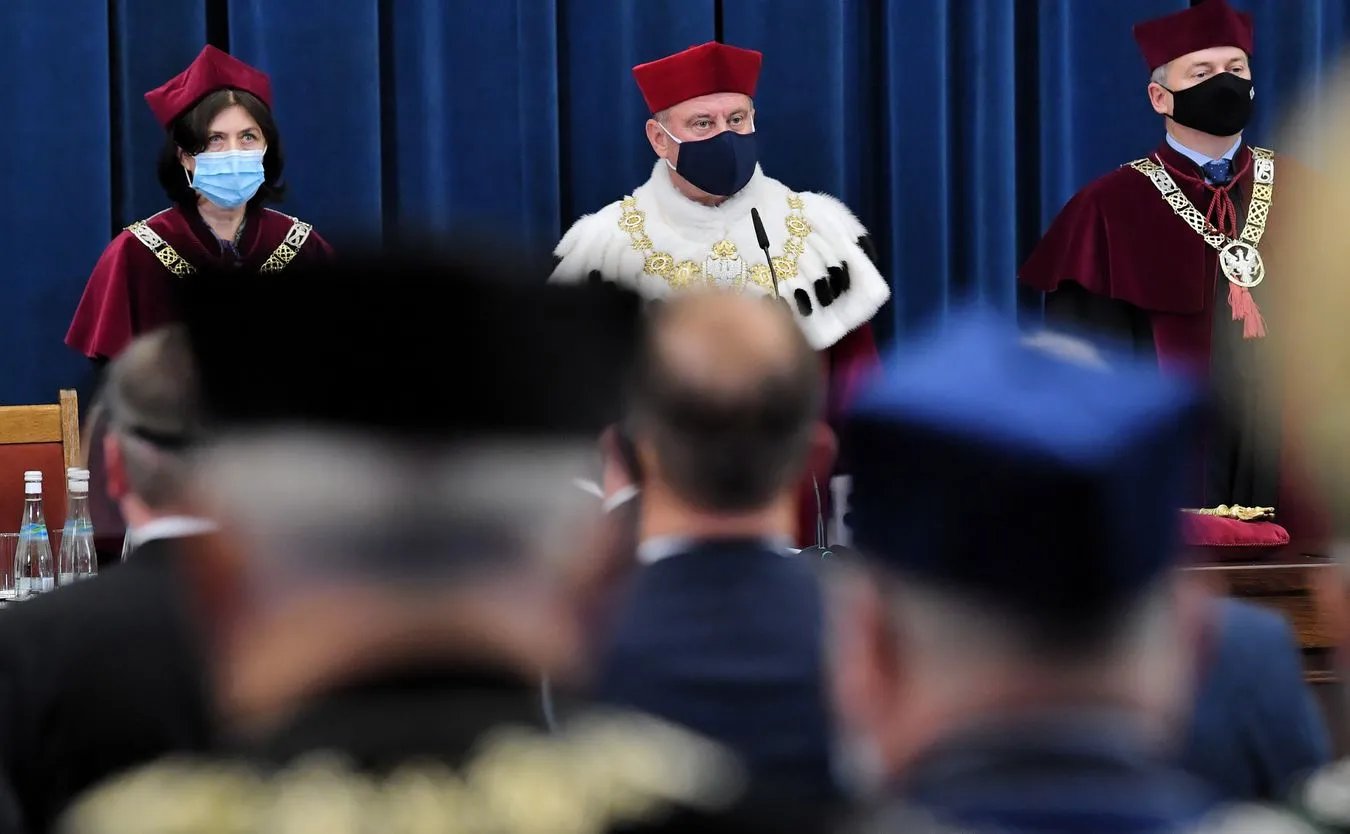 Rektor UW musi dorabiać w państwowym biznesie, żeby związać koniec z końcem [OPINIA]