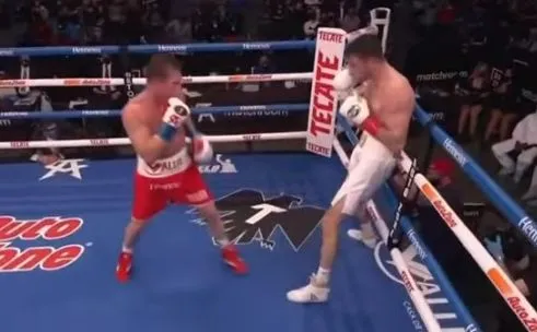Saul Alvarez mistrzem świata WBA i WBC w wadze super średniej