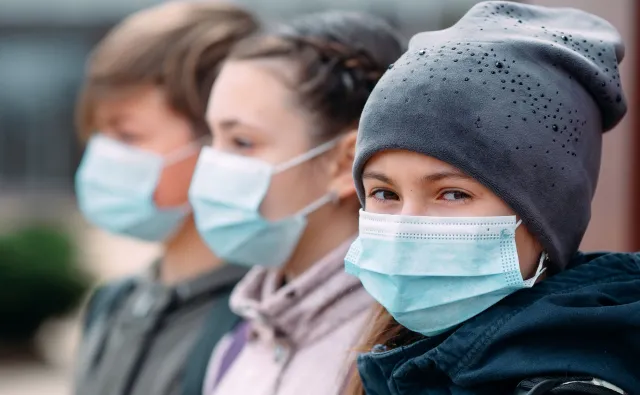 Maseczki narażają na wdychanie nadmiaru CO2? Naukowcy odpowiadają