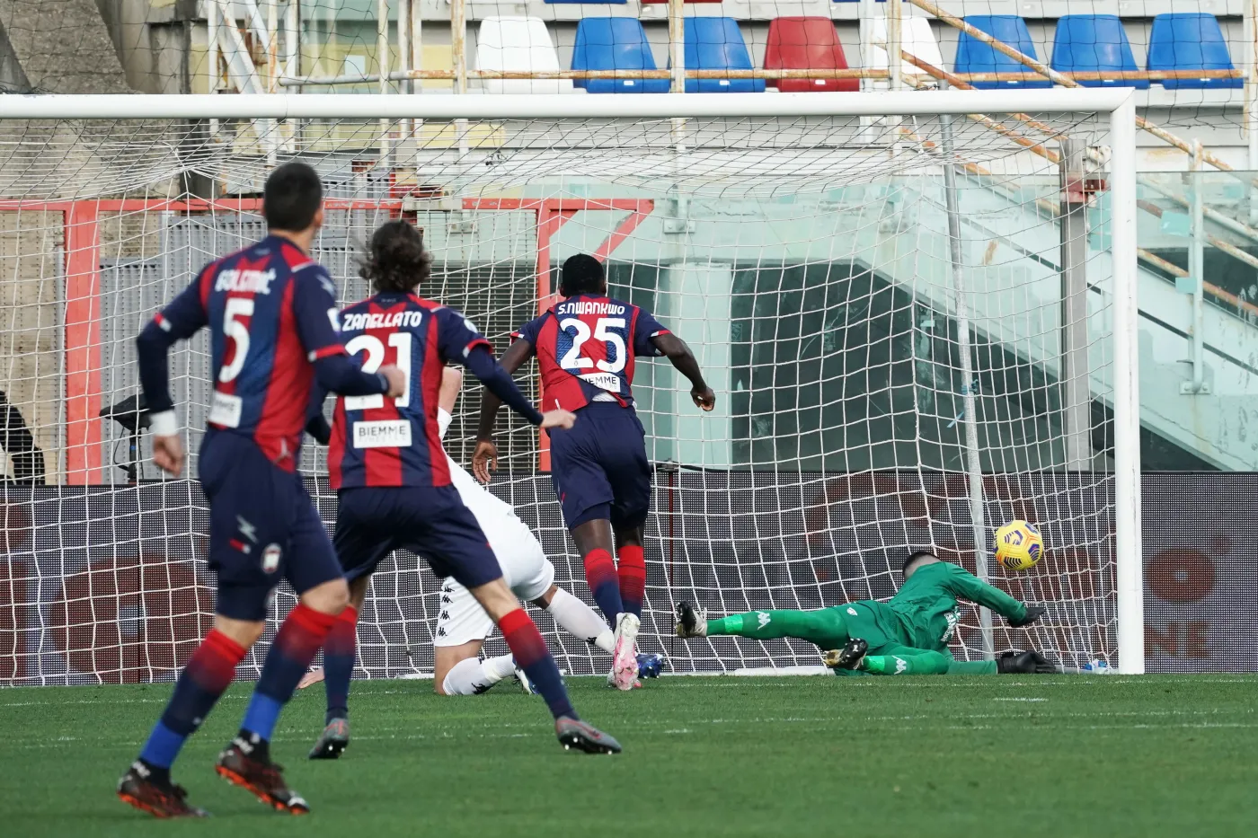 Pech Kamila Glika. Zaliczył samobójcze trafienie w meczu z Crotone