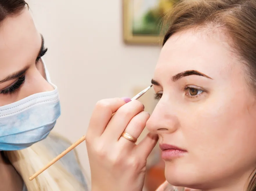 Henna pudrowa – największy trend w kosmetyce oczu. Poznaj jej właściwości i przeznaczenie