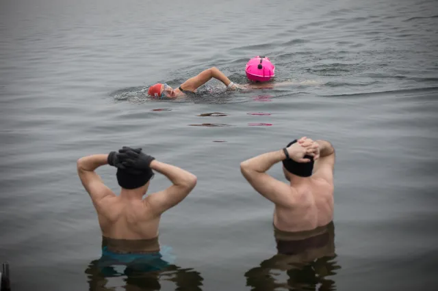 Morsowanie na fali. TOP 5 miejsc na zimową kąpiel