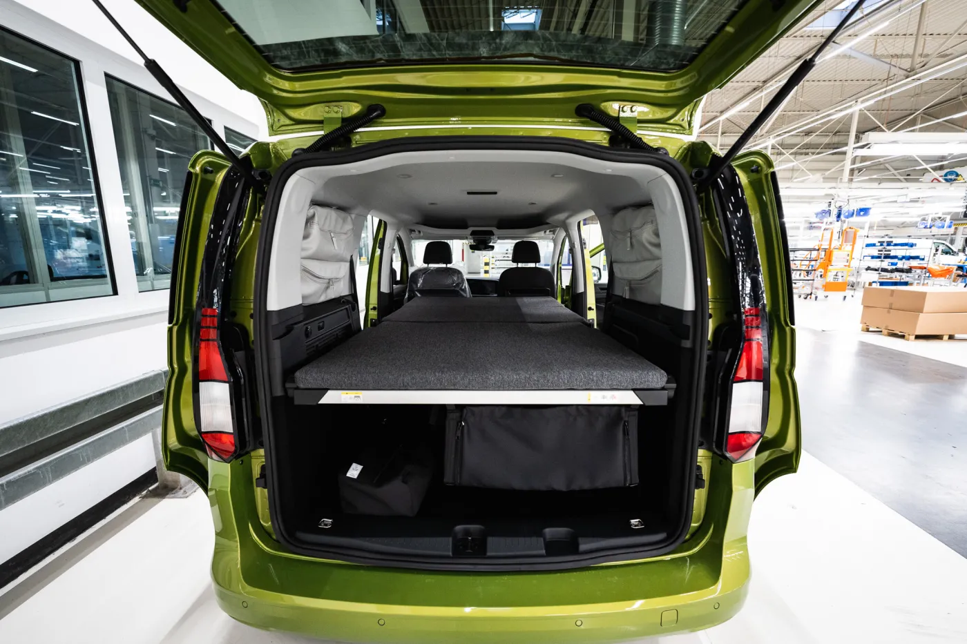 volkswagen-caddy-california-37058067.jpg