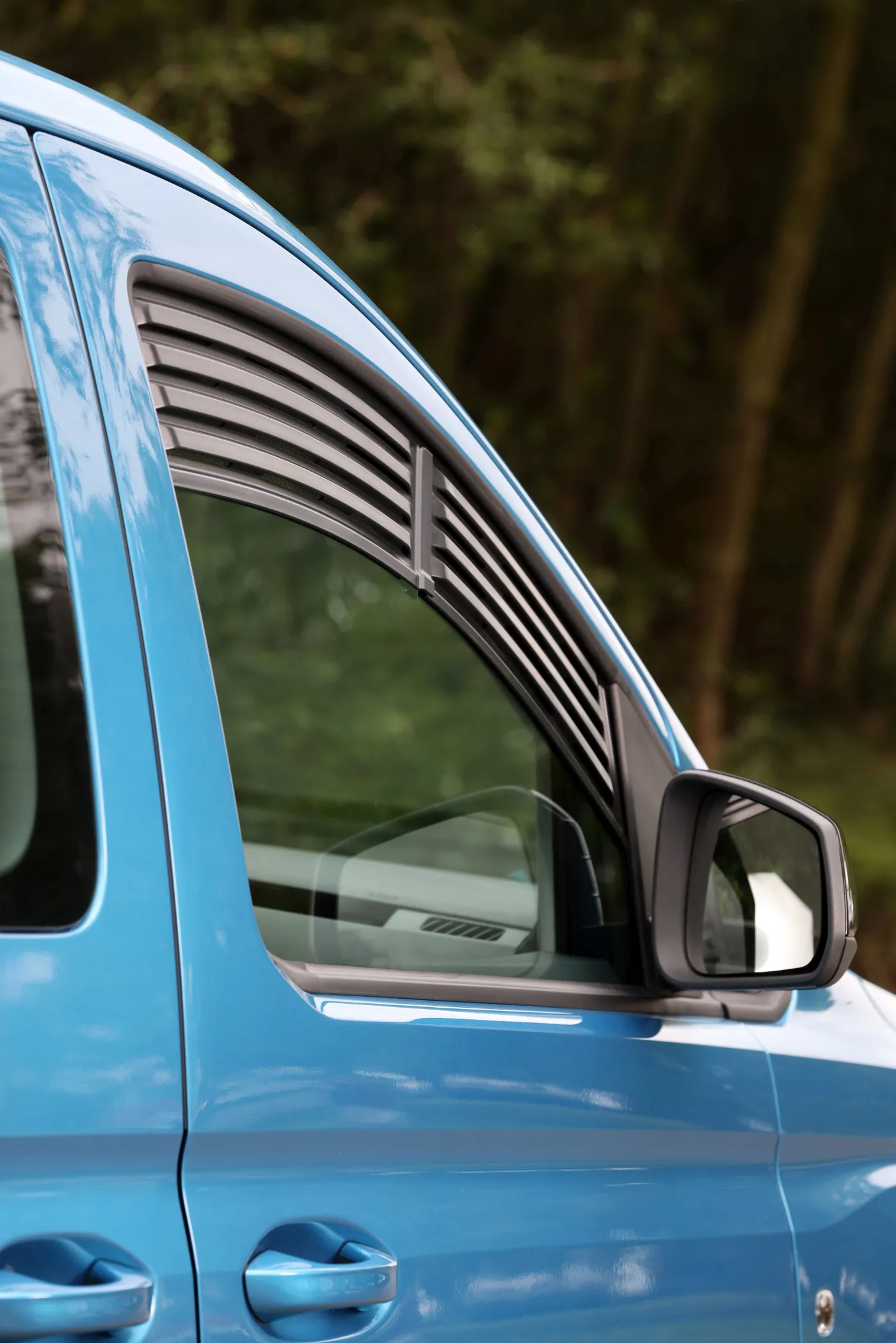 volkswagen-caddy-california-37058119.jpg