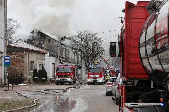 Zakończyła się akcja gaśnicza w kamienicy w Piastowie. Dwie osoby nie żyją