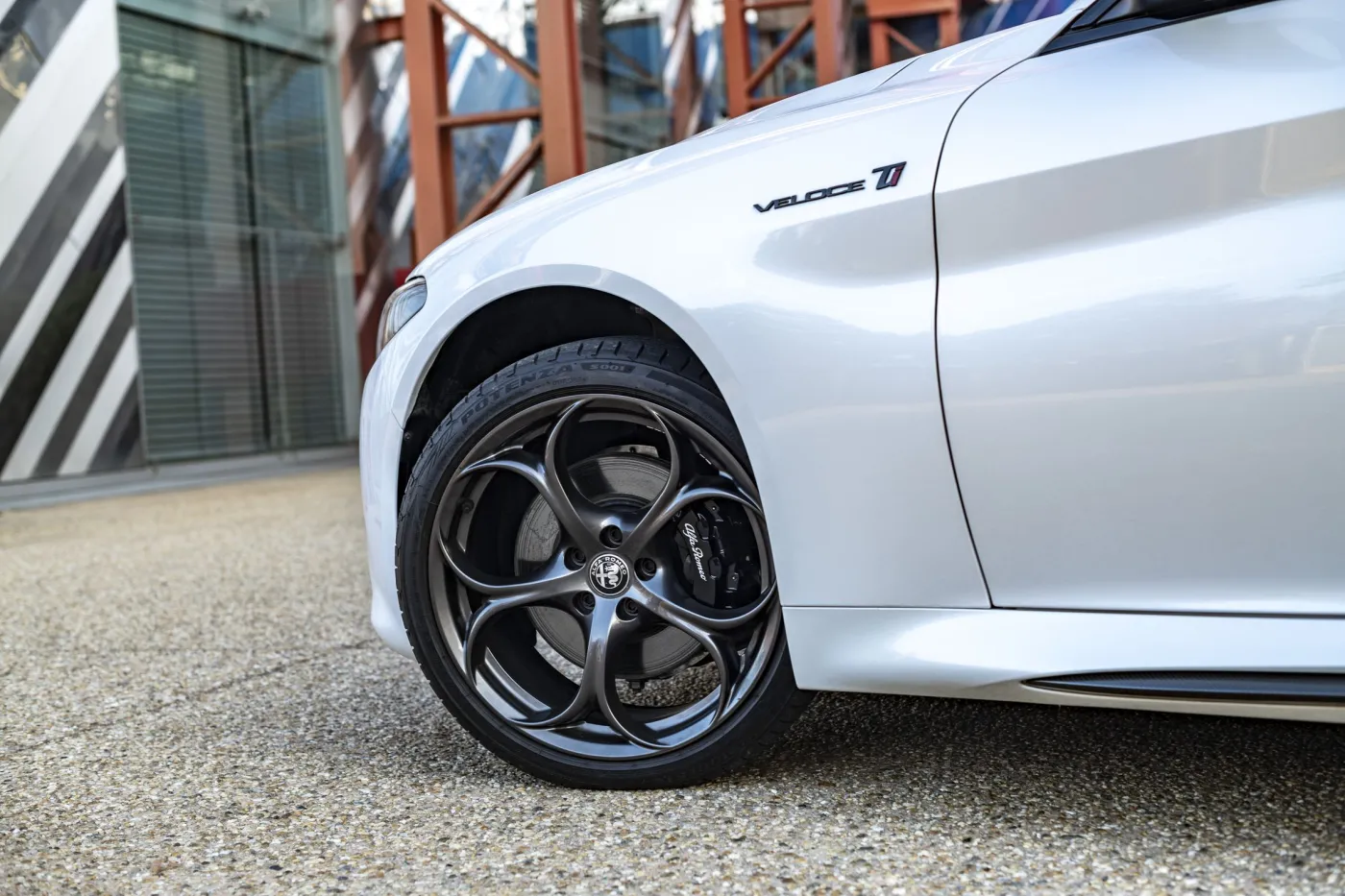 Alfa Romeo w Polsce kusi nową gwarancją. Robert Kubica ręczy za solidność