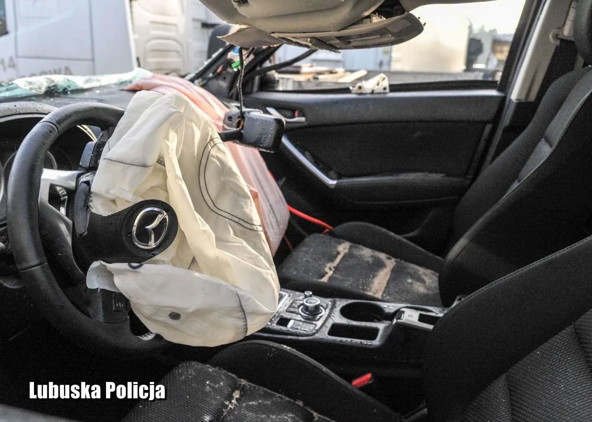 mazda-cx5-utopiona-w-warcie-37081194.jpg