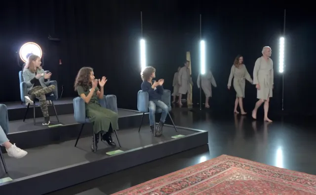 W telewizji dorośli rozbierają się przed dziećmi. Ponad 100 tys. podpisów pod petycją zakazującą emisji