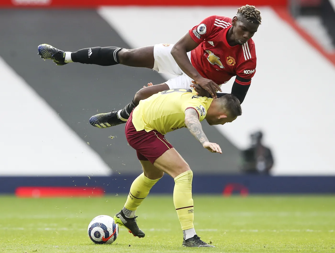 Paul Pogba i Josh Brownhill
