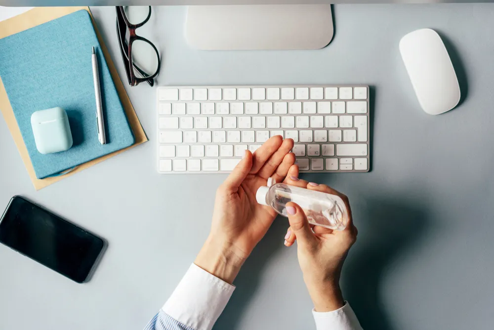 Mniej nieobecności w pracy mimo epidemii. "Światełko w tunelu"