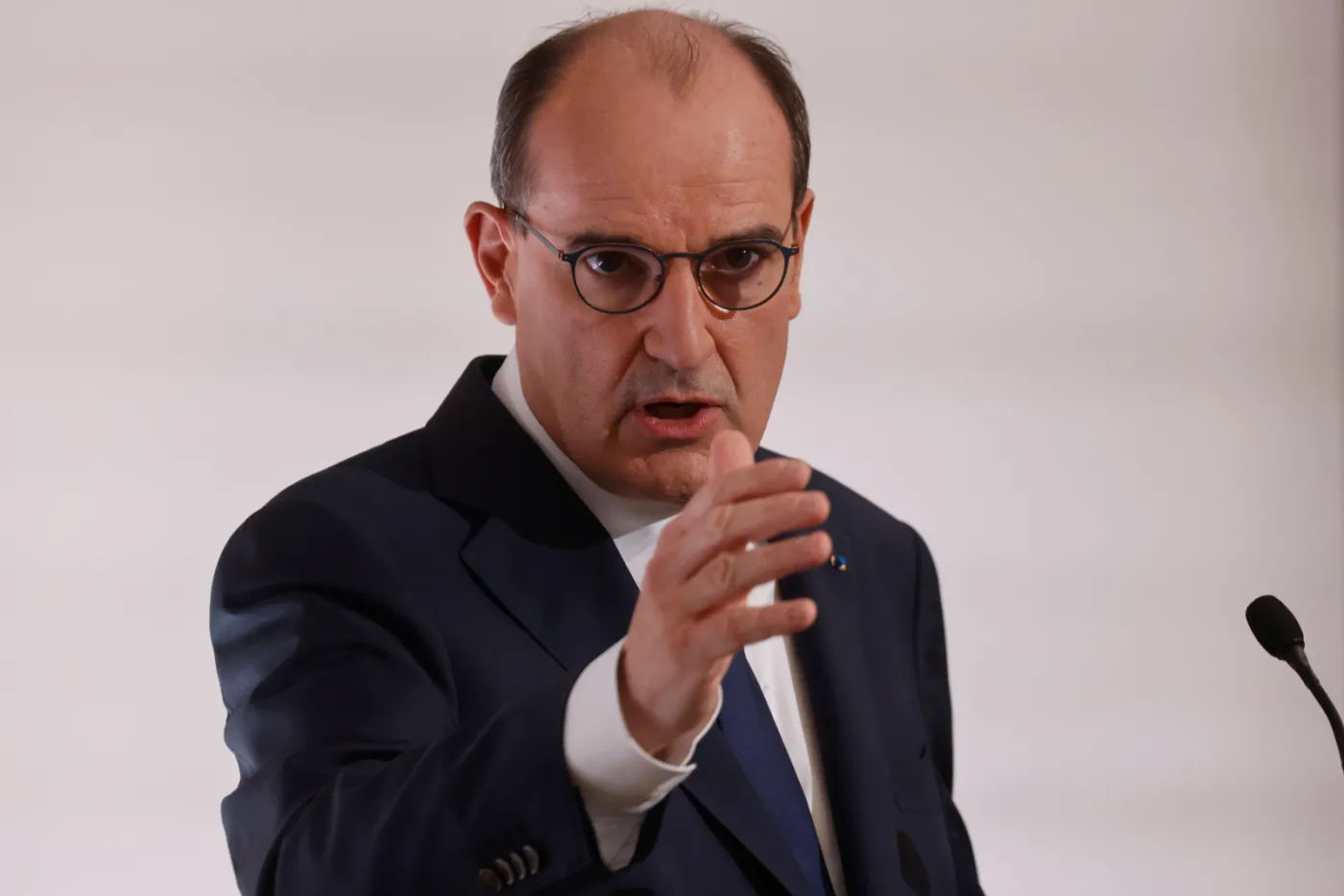 Premier Francji dostał pocztą setki par majtek. O co chodzi?