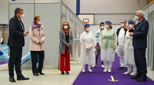 Niemcy łagodzą restrykcje wobec w pełni zaszczepionych i ozdrowieńców