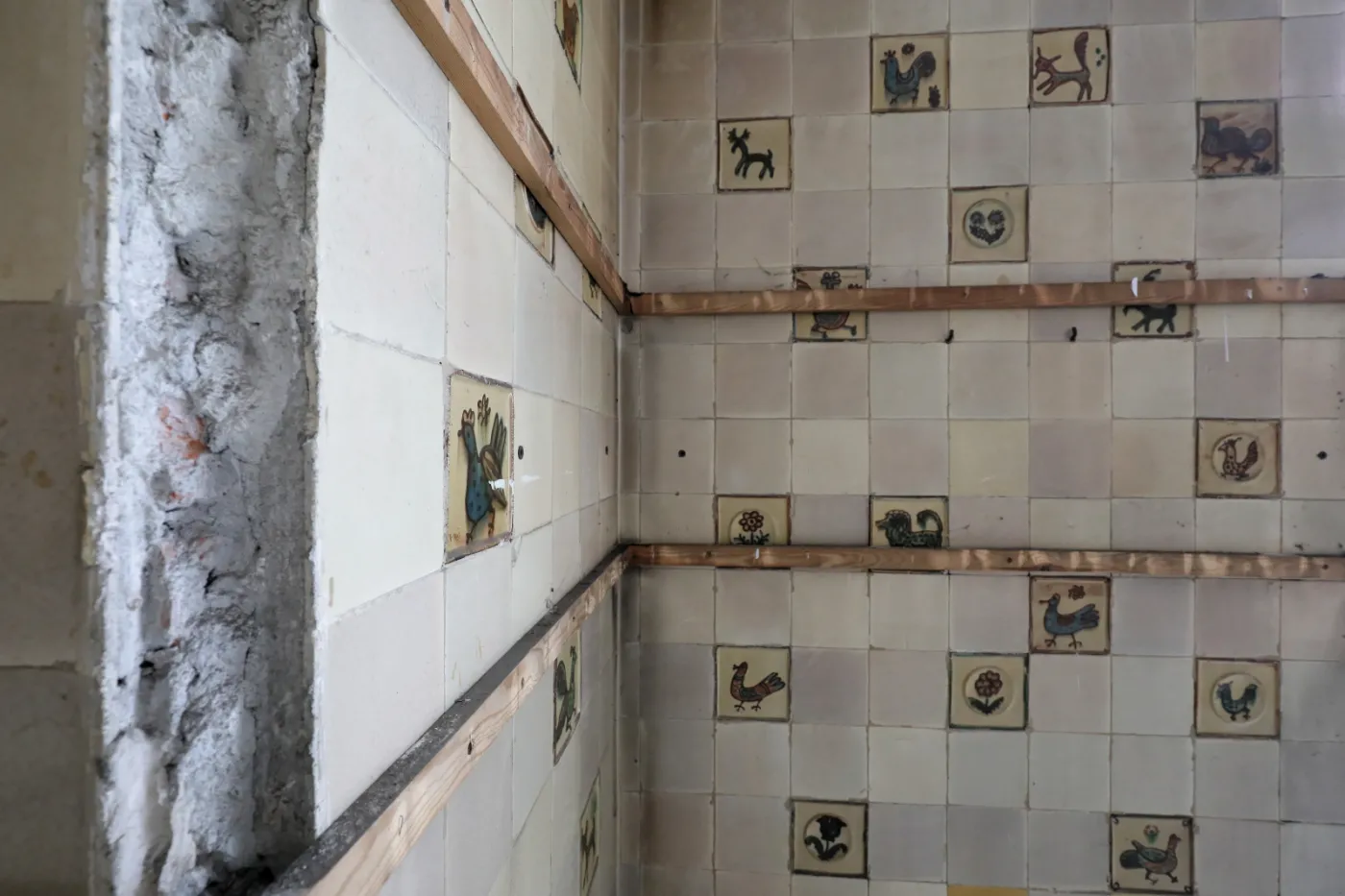 "Ukryte skarby" w pomieszczeniach po słynnym warszawskim barze mlecznym