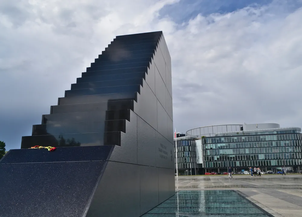 "Narodowa blokada schodów", "ciupaga hańby"... Protesty w rocznicę katastrofy smoleńskiej