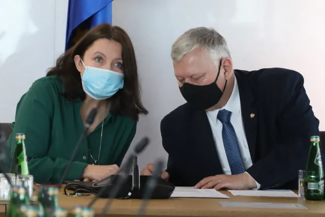 Rekordowo niskie poparcie dla PO w sondażu dla DGP. Suski: Skończą jak PZPR