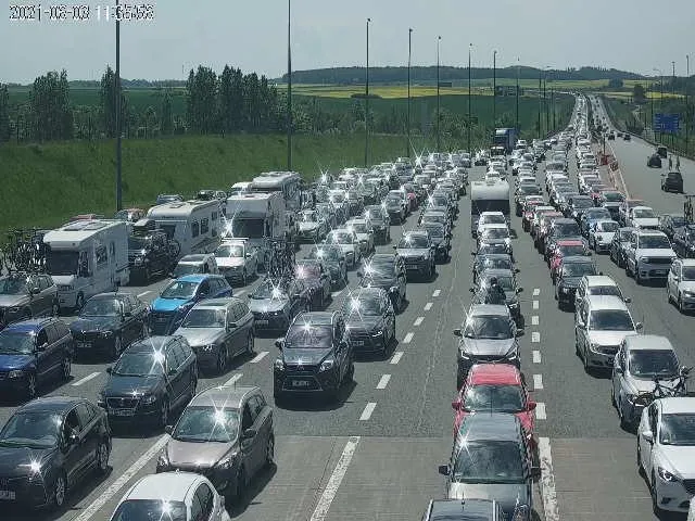 Gigantyczne korki na autostradzie A1. Samochody jadą za darmo