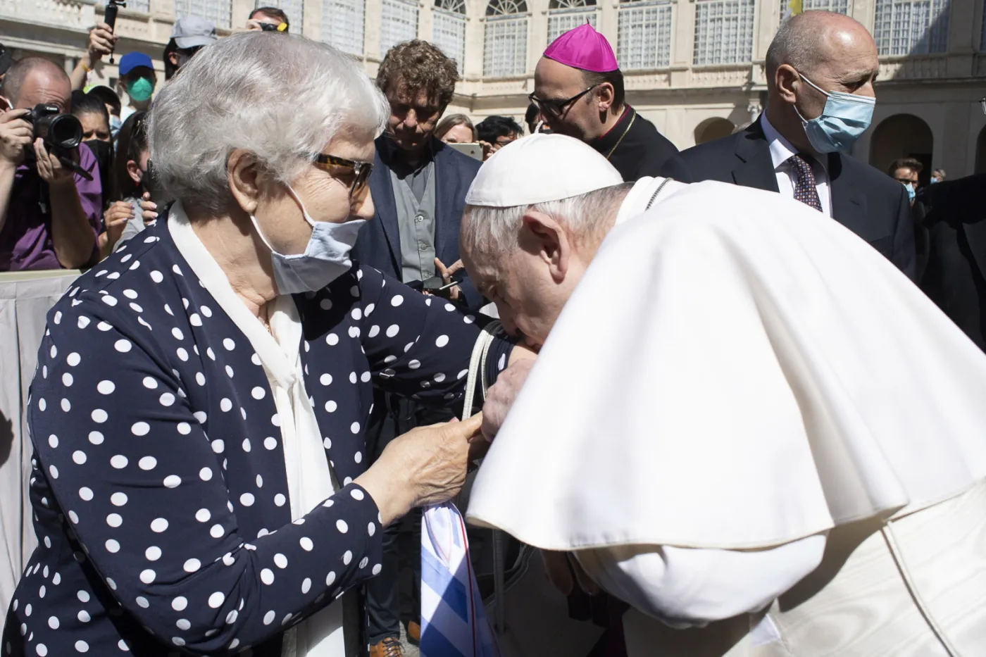 Papież Franciszek całuje numer obozowy na ręce Lidii Maksymowicz