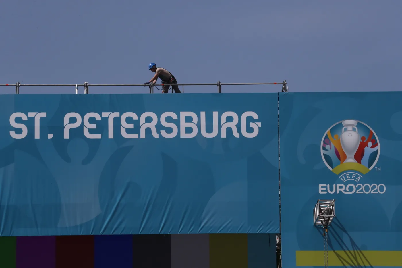 "Poradnik kibica" na Euro. Jak dostać się do Sankt Petersburga i Sewilli?