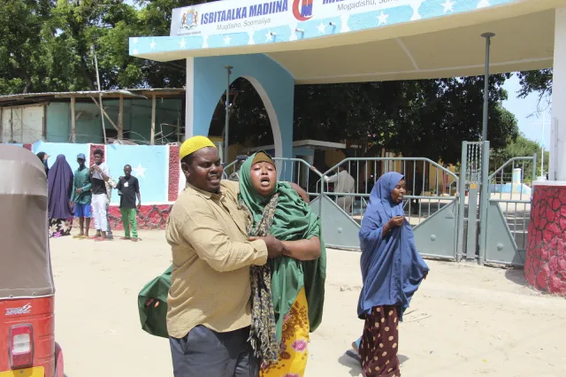 Samobójczy zamach bombowy na bazę wojskową w Mogadiszu