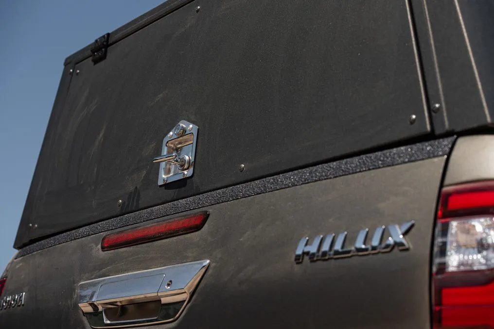 toyota-hilux-arctic-trucks-37198307.jpg