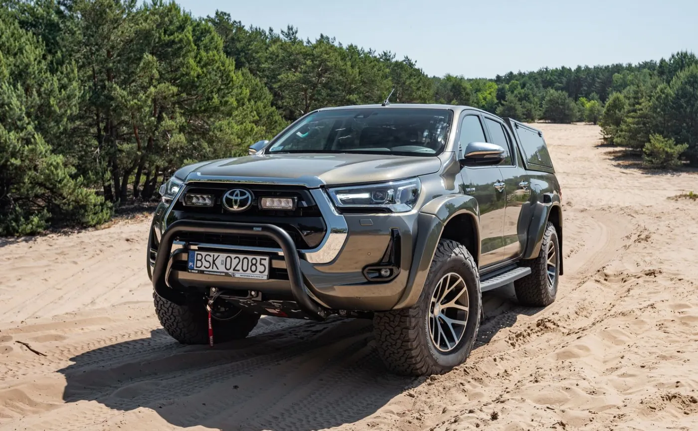 toyota-hilux-arctic-trucks-37198302.jpg