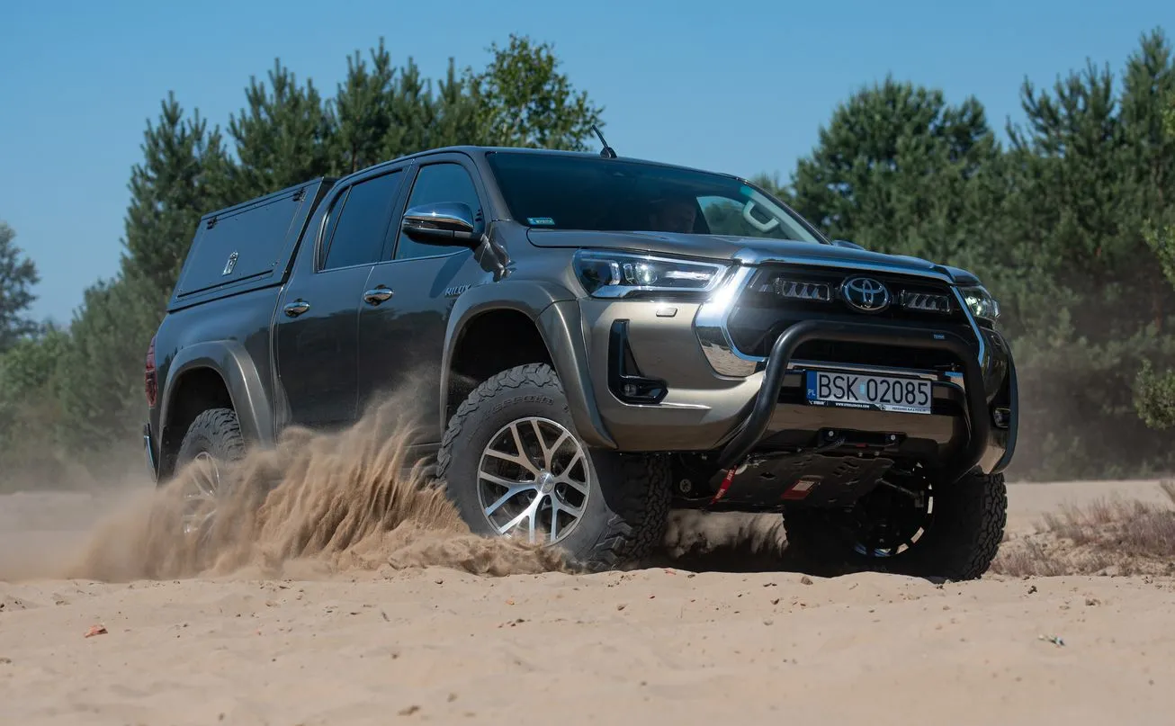 toyota-hilux-arctic-trucks-37198327.jpg
