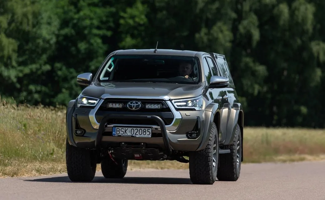 toyota-hilux-arctic-trucks-37198322.jpg
