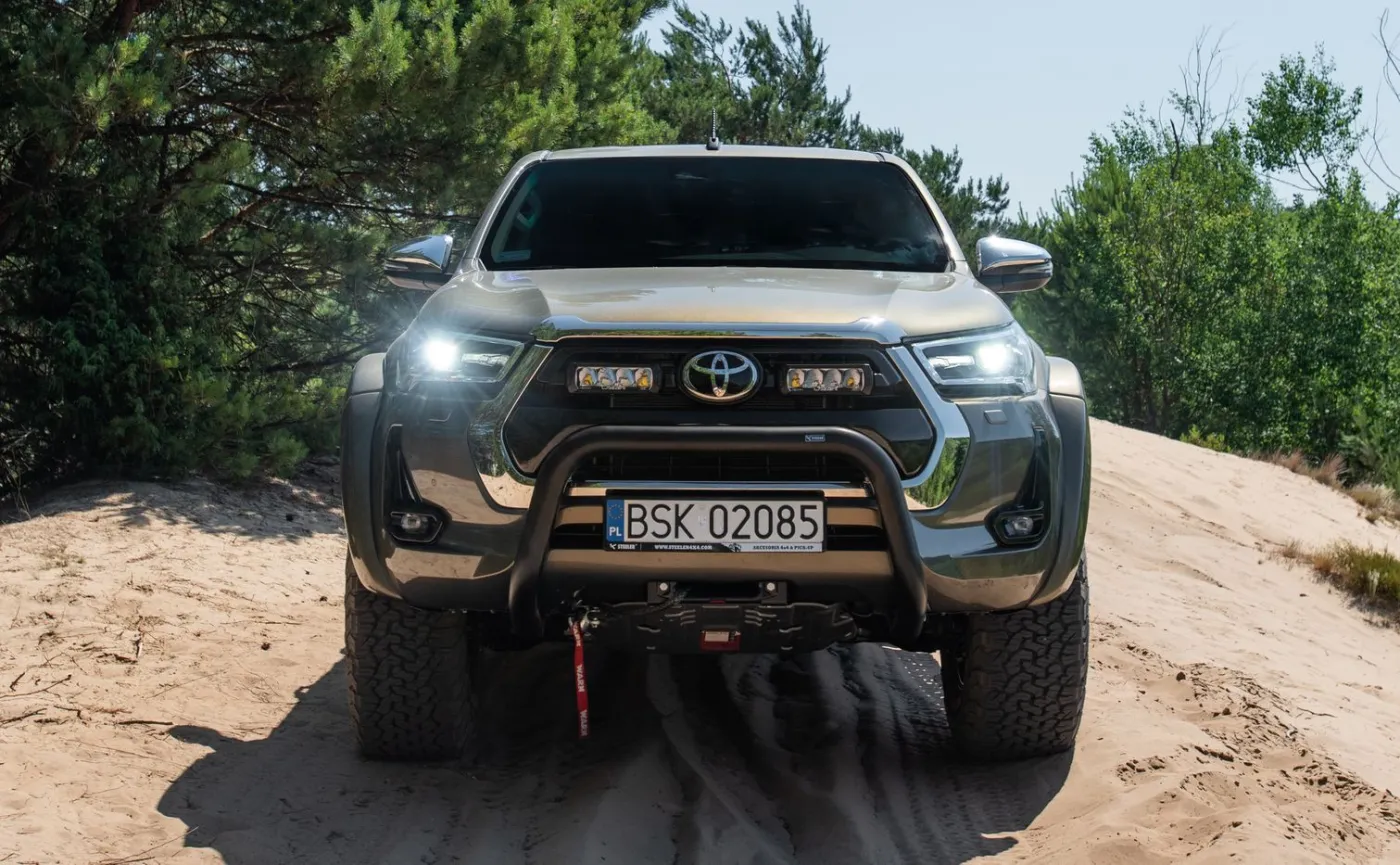 toyota-hilux-arctic-trucks-37198367.jpg