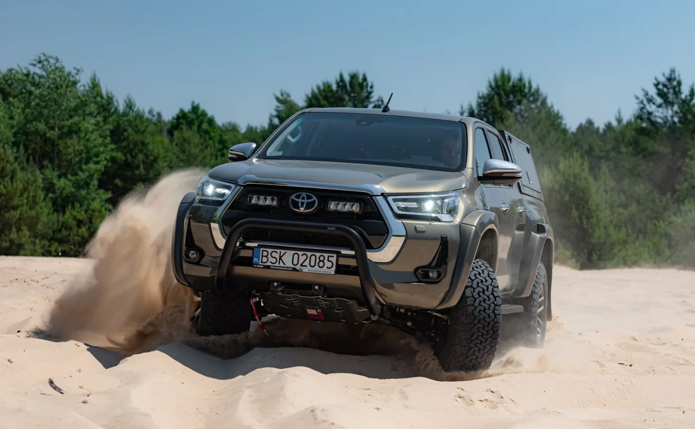 toyota-hilux-arctic-trucks-37198372.jpg