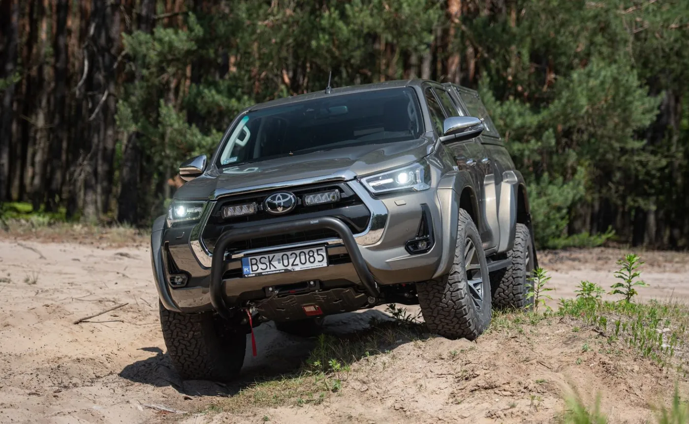 toyota-hilux-arctic-trucks-37198387.jpg