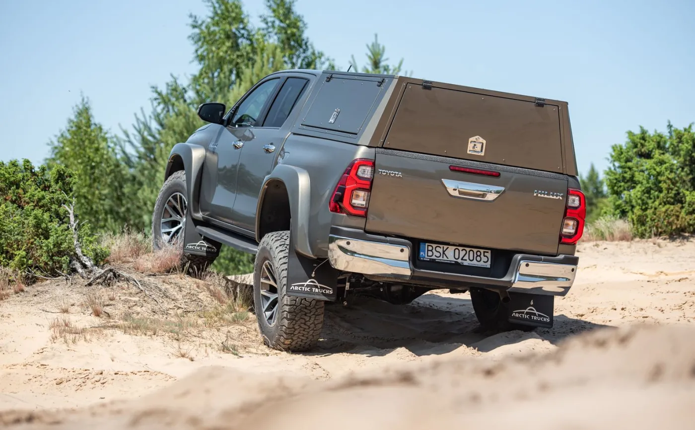 toyota-hilux-arctic-trucks-37198392.jpg