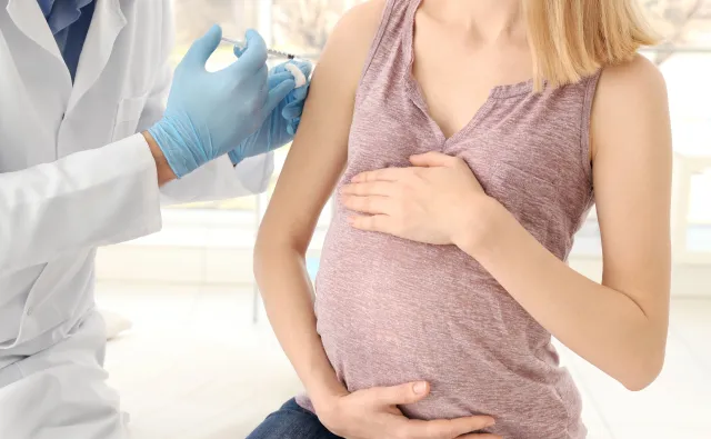Ekspert: Szczepienia przeciwko COVID-19 nie należy odmawiać kobietom w ciąży