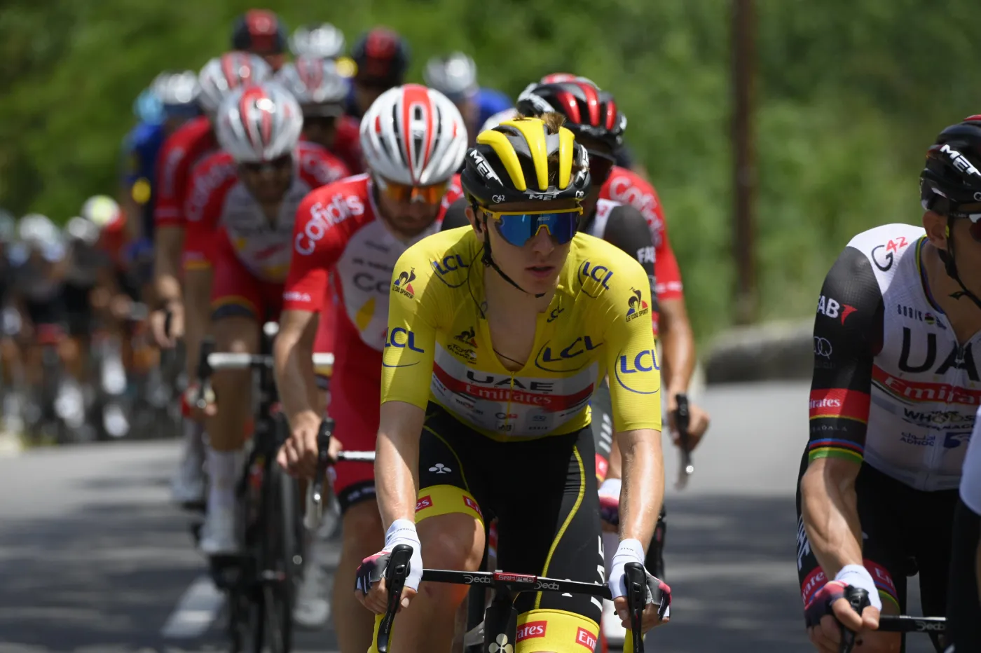 Tadej Pogacar (żółty plastron)