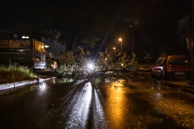 Strażacy usuwają skutki nocnych burz. Ponad 1300 interwencji na Mazowszu