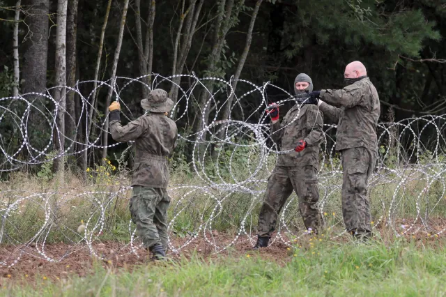 Mieszkańcy o uchodźcach: Siedzą w polu kukurydzy i czekają. Potem podjeżdża po nich samochód...