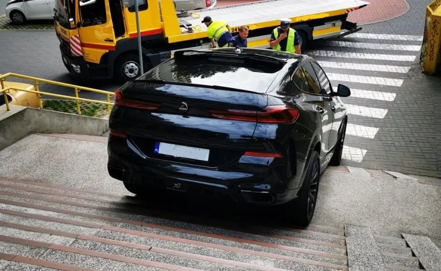 Dziwny test BMW X6. Policja pokazała zdjęcia