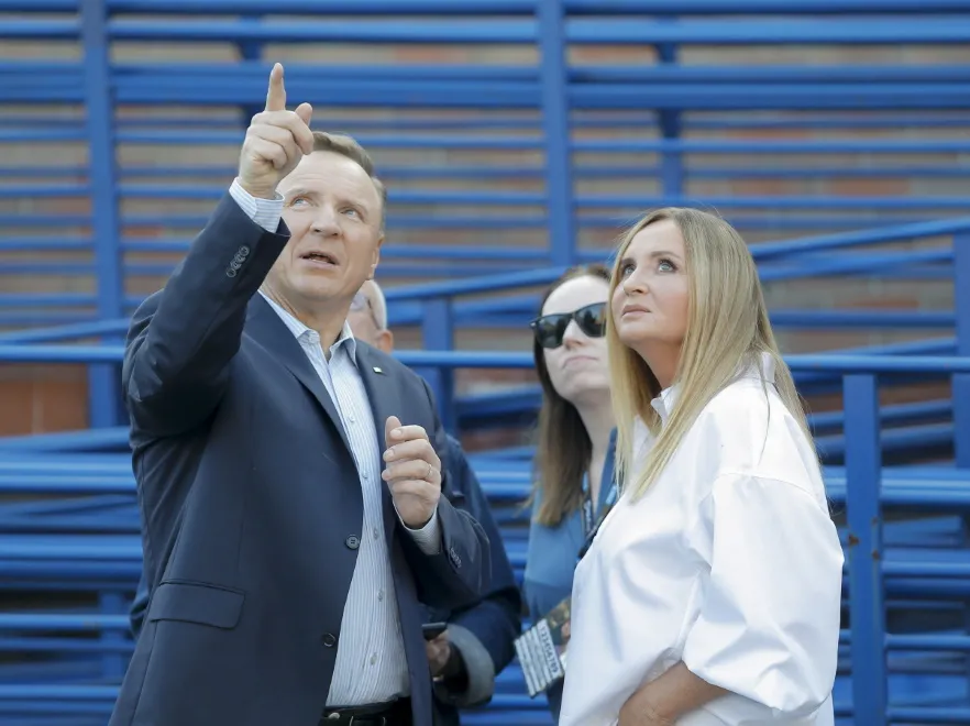 Kurski zrobił zdjęcie karmiącej żony i wrzucił do sieci [FOTO]