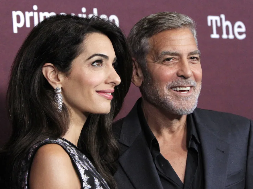 Perfekcyjna bez większego wysiłku: Amal Clooney u boku męża na premierze filmowej. FOTO