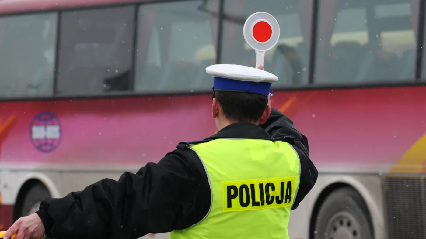 41 imigrantów na pokładzie dostawczego busa. Zatrzymanie na A2