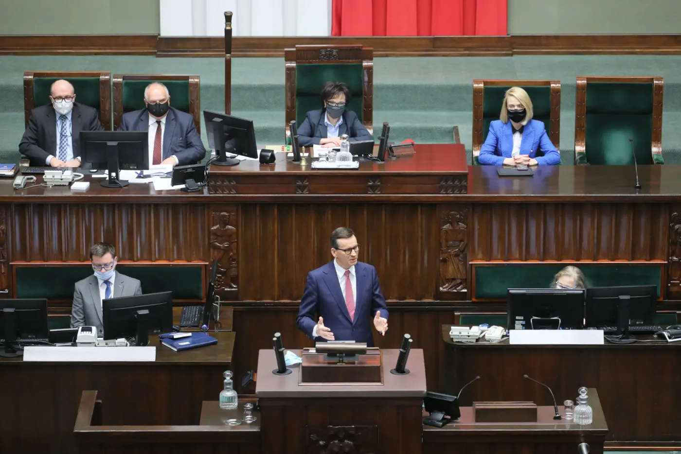 Gaz na granicy. Premier: Spójrzcie na pałowanie i na zabitych ludzi we Francji